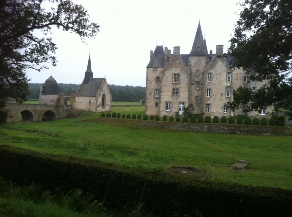 Cigogne envol - à droite de la chapelle