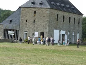 Visiteurs sur l'esplanade, près des communs
