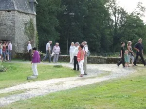 Visiteurs au pied de la tour