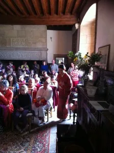 Assemblée paisible attendant le thé servi par Maï!